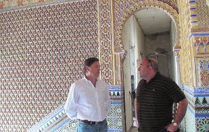 Chico y Martínez ante un arco mozárabe del palacete. Foto: AYTO