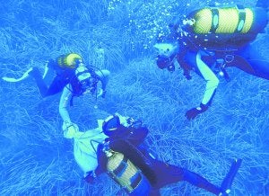 Tres buceadores sacan basura, ayer, de una pradera de posidonia. ::
S. P.