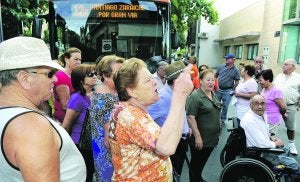 Una vecina levanta la voz y el brazo para mostrar su rechazo a la supresión de la línea de autobús. ::                             NACHO GARCÍA/AGM