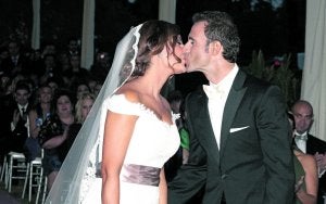 Valverde besa a Natalia, ayer. :: FRAN MANZANERA/AGM