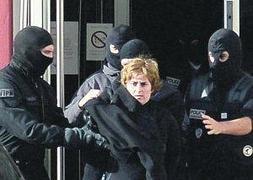 Izaskun Lesaka tras salir del apartamento donde fue detenida. Foto: AFP