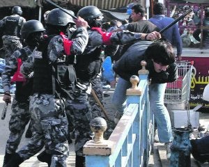 Antidisturbios golpean a un manifestante en Amán. ::
M. RAFAYA / EFE