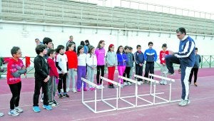 Grupo de jóvenes atletas atentos a las indicaciones de su entrenador en la pista de atletismo de Cieza. ::
GUILLERMO CARRIÓN / AGM