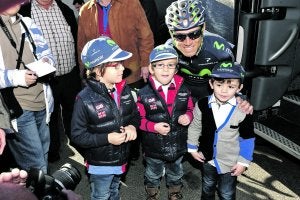 Alejandro Valverde con unos niños en la salida de la carrera. ::                             VICENTE VICENS / AGM