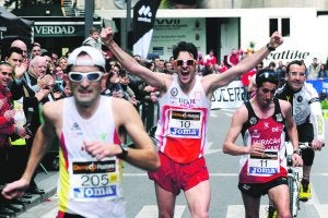 Benjamín Sánchez muestra su alegría nada más cruzar la línea de meta. ::
NACHO GARCÍA / AGM
