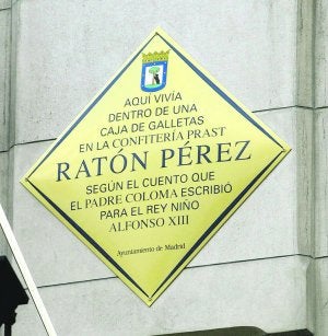 Placa de la casa museo dedicada al Ratoncito Pérez, en el número 8 de la calle Arenal de Madrid. :: La Verdad