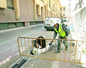 Inspección de las alcantarillas en la calle de la Arena. ::   J.M. R. / AGM