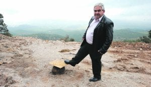 El concejal de Aguas, Melchor Morales, en el lugar donde se ha perforado el pozo. ::                             PACO ALONSO / AGM