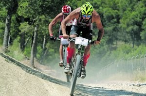 Dos de los participantes en el Xterra de Cieza, en la prueba de bicicleta de montaña. ::      ALFONSO DURÁN / AGM