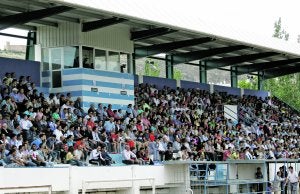 El municipal de La Hoya registró un gran ambiente, como se ve en la imagen. ::  RAFA FRANCÉS / AGM