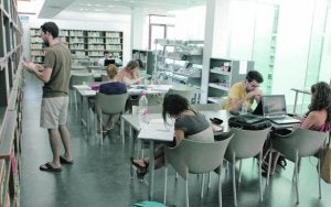 Usuarios en la biblioteca municipal 'Pilar Barnés'. ::                             S. M. LARIO / AGM