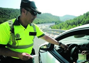 Un agente impone el jueves una sanción por exceso de velocidad en el Puerto de la Cadena. ::                                                        I. SÁNCHEZ /                             AGM