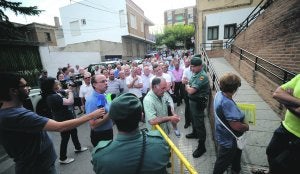 Agentes de la Guardia Civil vigilan la entrada de los comuneros al auditorio. ::                             ISRAEL SÁNCHEZ / AGM