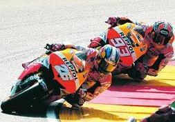 Pedrosa y Márquez, poco antes de la caída del primero. :: EFE