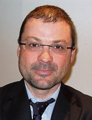 Ignacio Martínez, abogado del Defensor del Paciente. ::                         LV