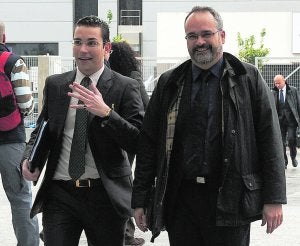 El querellante, Joaquín Peñalver, a la derecha, junto al letrado Raúl Pardo-Geijo Ruiz, que lleva su defensa en el 'caso Umbra'; la imagen fue tomada el pasado marzo. ::                             GUILLERMO CARRIÓN/AGM