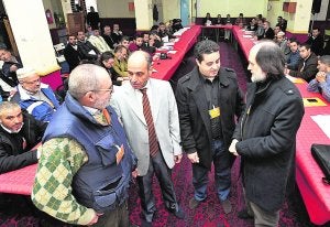 Benjelloum, tercero por la izquierda, antes del encuentro. :: V. Vicéns/AGM