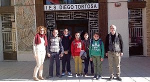 El equipo 'Azufre', con el director del centro. ::
IES DIEGO TORTOSA