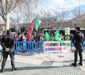 Los manifestantes, fuera del edificio de la Asamblea. ::
J. M. R. / AGM