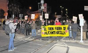 Los manifestantes concentrados en el paso a nivel del Camino de los Romanos ayer. ::                             J. CARRIÓN / AGM