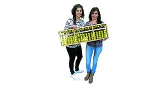 Rosa María y María Ángeles, con uno de sus ábacos. ::
M.H.