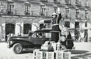 Genial. El guardia de Martínez Tornel, en Navidad, en una de las fotos de Juan López que estos días se exponen en Las Claras.