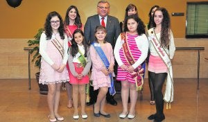 Las candidatas a abanderadas de Moros y Cristianos, anoche, con el presidente de la Federación, Alfonso Gálvez. ::
GUILLERMO CARRIÓN / AGM