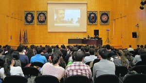 El salón de actos se llenó en la conferencia de Ashad Hanstad. :: UPCT
