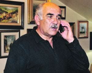 Alberto Garre habla por teléfono en su domicilio de Murcia. ::                             VICENTE VICÉNS / AGM