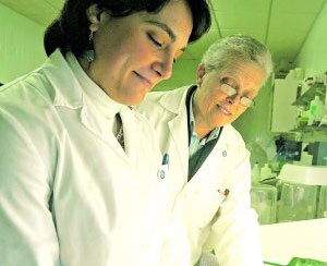 Vacunación. Elena Chaves (i) y Alicia García (d), investigadoras del área de acuicultura del Centro Oceanográfico de Murcia administran la vacuna de ADN.