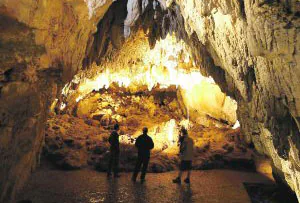 1. Interior de la Catedral de León.
2. Obra del pintor albacetense Benjamín Palencia.
3. Bárdenas Reales, en Navarra.
4. Aspecto del interior de las cuevas de Ikaburu, en Urdax (Navarra).