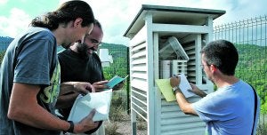 Miembros de Ametse toman nota de los datos registrados por la estación meteorológica del Majal Blanco y del pluviómetro.