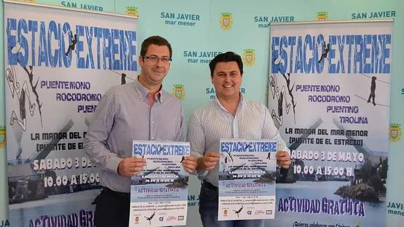 Luengo y el presidente del Consejo Local de Juventud posan con los carteles del evento deportivo