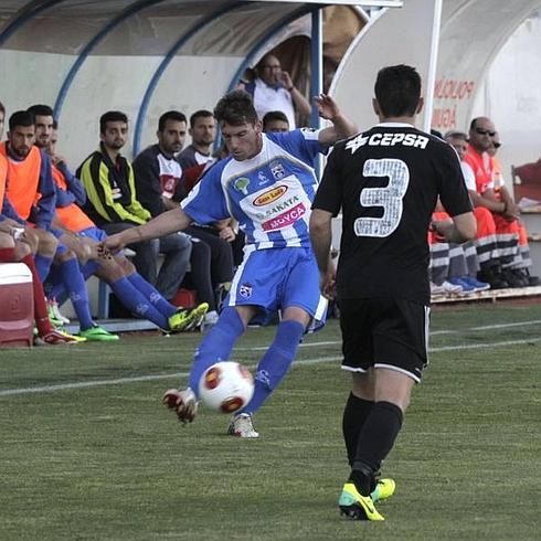 Julián Domínguez golpea el balón en el partido jugado ayer en el Artés Carrasco.