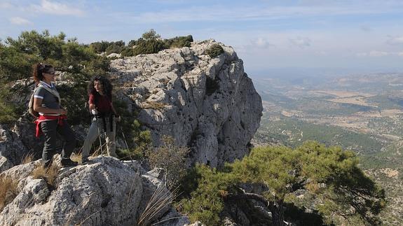 Cristina Sobrado y Piedad disfrutan de la vista panorámica que ofrece la rocosa cima de la Sierra de Villafuerte, en Moratalla.