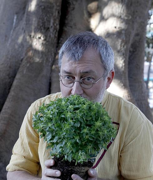 Jorge Riechmann, ayer en Murcia disfrutando de una planta aromática