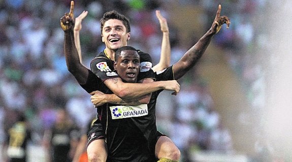 Ighalo celebra el histórico gol con Siqueira. 