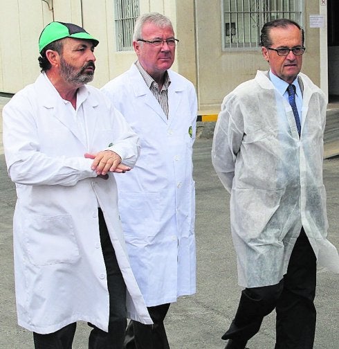 Valcárcel junto al alcalde de Santomera, José María Sánchez (d) , y el responsable de la cooperativa El Limonar, Rafael Sánchez. 