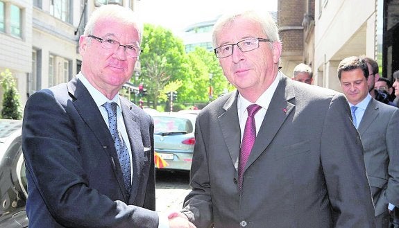 Los candidatos Ramón Luis Valcárcel y Jean-Claude Juncker, ayer en Bruselas. 