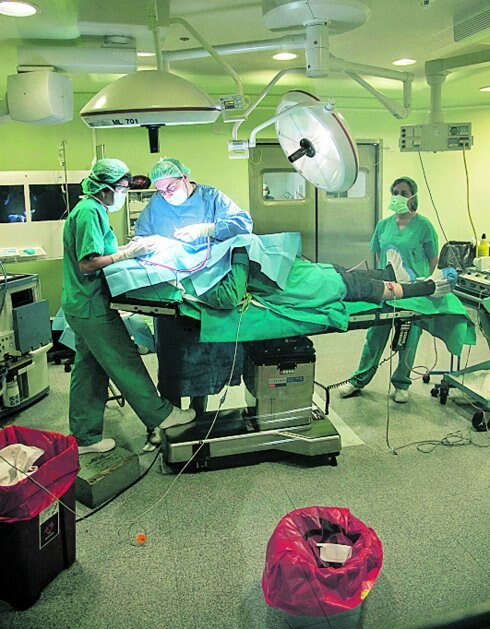 Un equipo de cirugía del Hospital del Rosell, durante una operación.
