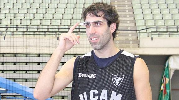 Berni Rodríguez prueba las Google Glass.