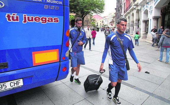 Zurdo y Súper se bajan del autobús, ayer por la tarde al llegar al hotel de concentración del Cartagena, ubicado en el centro de Avilés. 