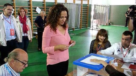 Casalduero, esta mañana, ejerciendo su derecho a voto.