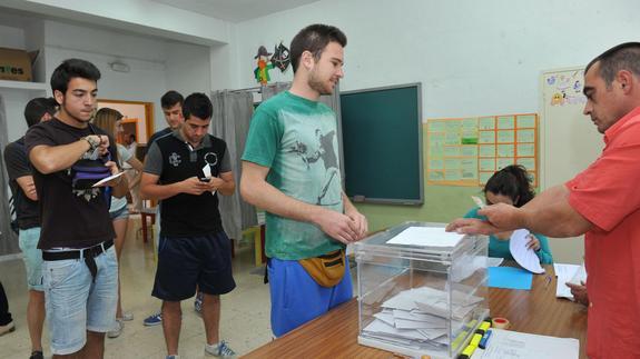 Vecinos de Murcia depositan su voto en el colegio San Pio X .