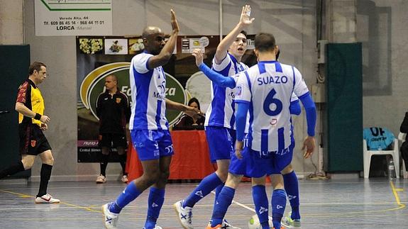 Los jugadores del CFS Montesinos Jumilla celebran un gol durante un encuentro