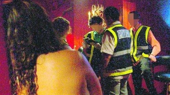 Una prostituta, durante una operación policial, en un club de alterne.