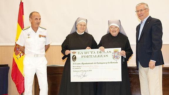 El vicealmirante Fernando Zumalacárregui y el edil Antonio Calderón, junto a dos monjas del Asilo de las Hermanitas de los Pobres