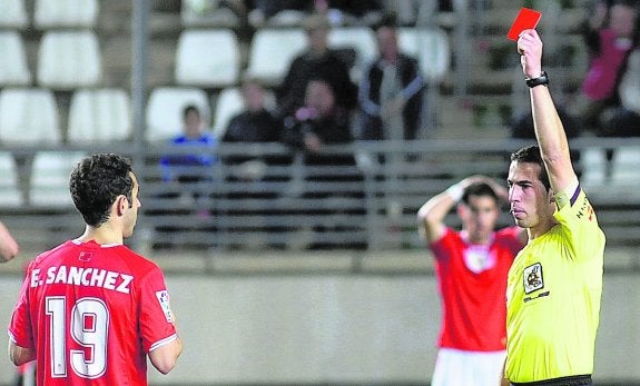 Pérez Pallas muestra la tarjeta roja a Emilio en el Real Murcia-Sporting de la temporada pasada. 