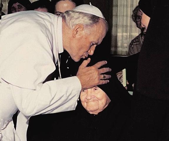 Juan Pablo II besa a Madre Esperanza en su visita, en 1981, a Collevalenza.