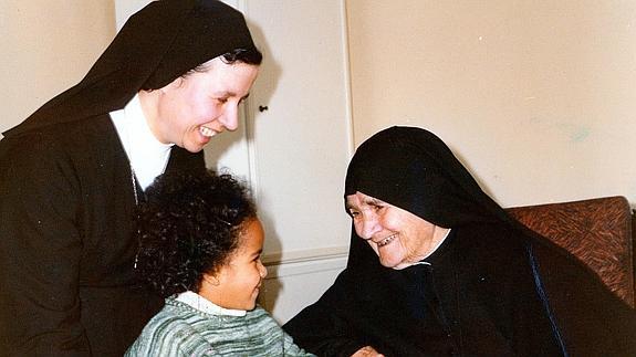 La Madre Esperanza, a la derecha, saluda a un pequeño.